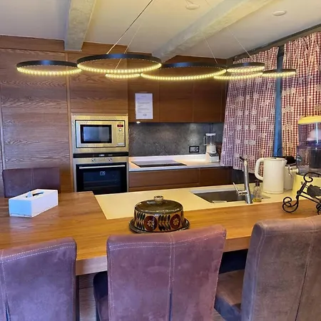 Spacious 3-bedroom In Daire *