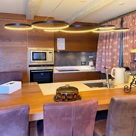 Spacious 3-bedroom In Apartamento